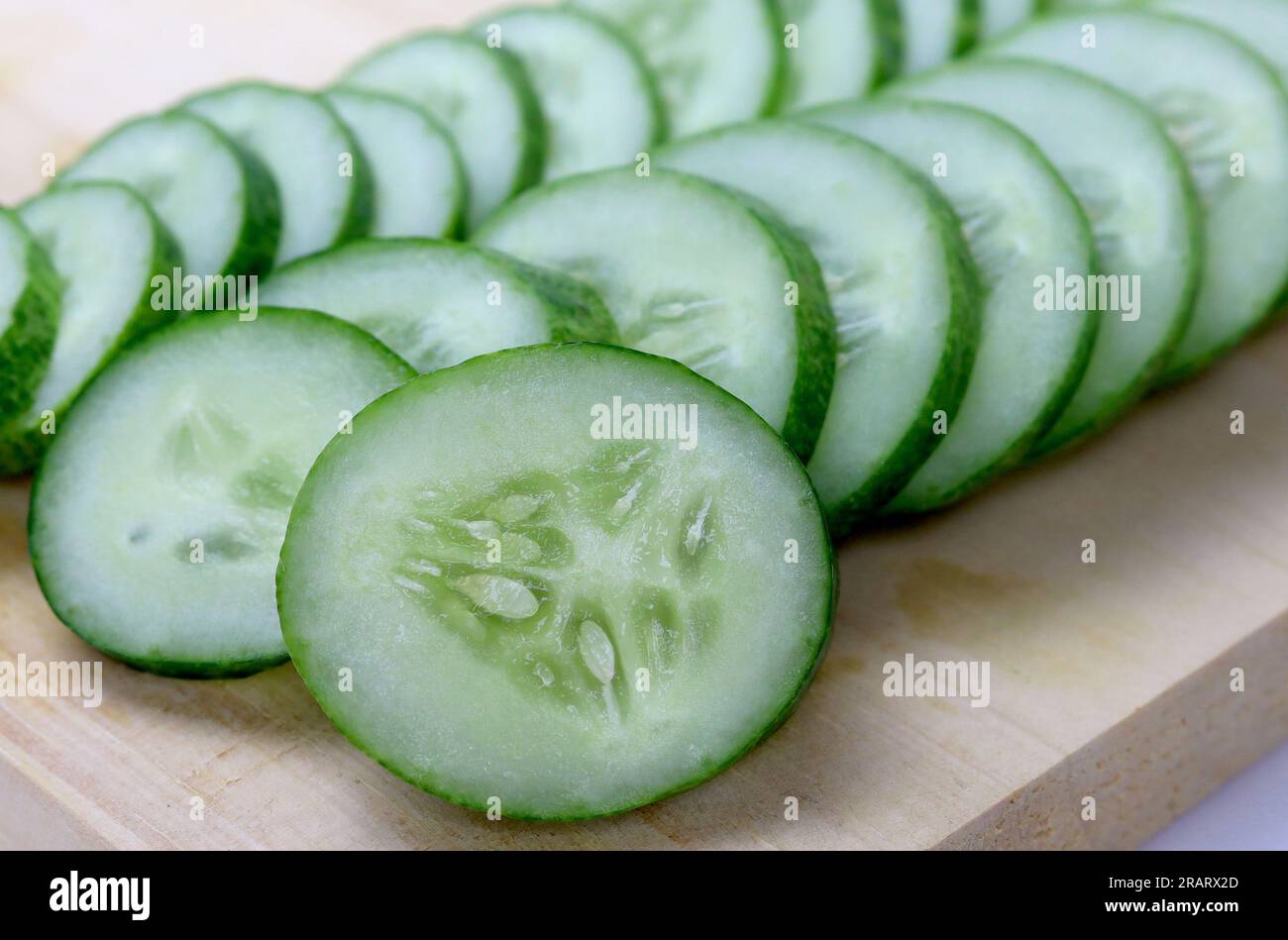 Frisch geschnittene Gurke auf Holzschneidbrett Stockfoto