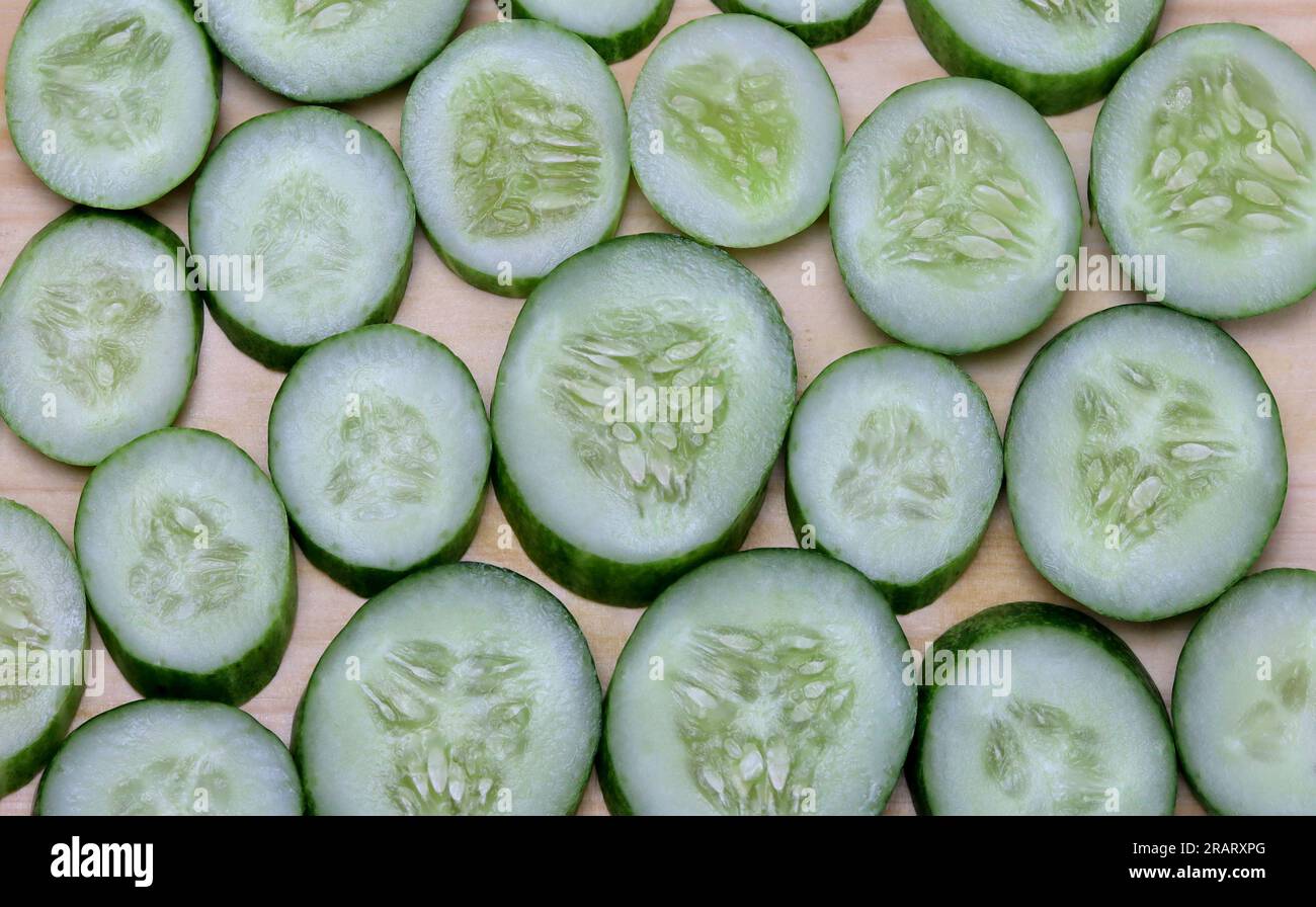 Frisch geschnittene Gurke auf Holzschneidbrett Stockfoto