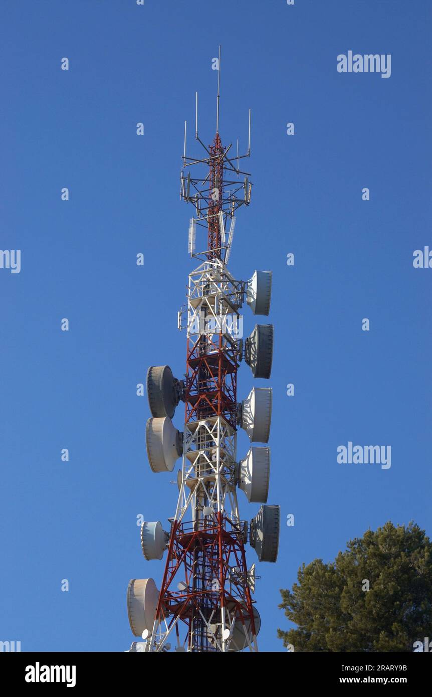Telekommunikationsantennen mit blauem Himmel im Hintergrund Stockfoto