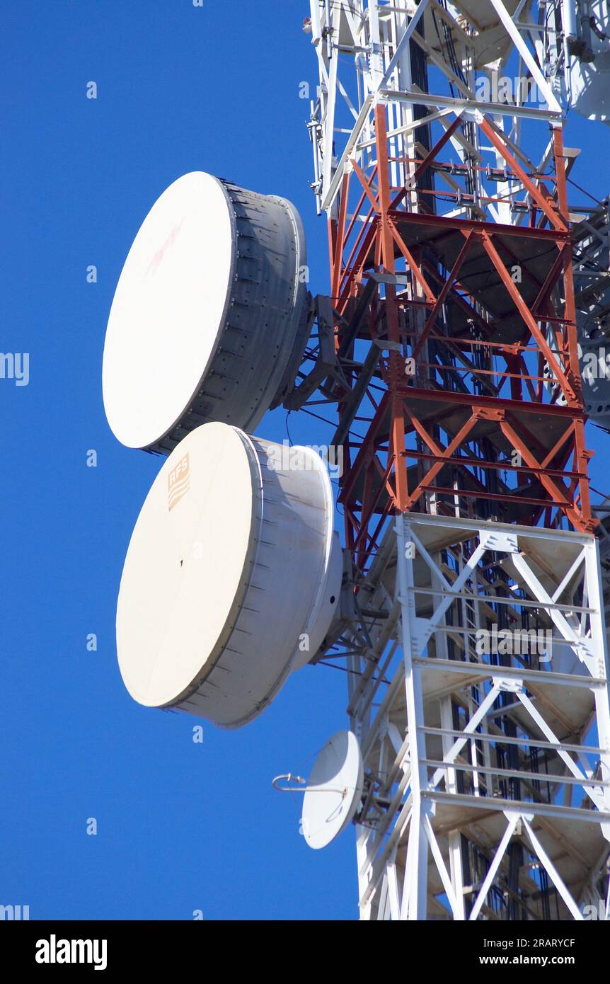Telekommunikationsantennen mit blauem Himmel im Hintergrund Stockfoto