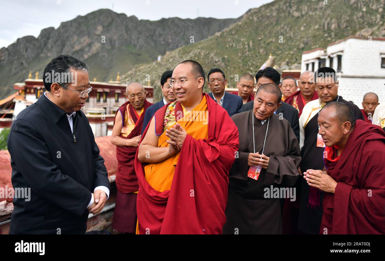 Lhasa. 5. Juli 2023. Dieses Foto wurde am 5. Juli 2023 aufgenommen und zeigt Panchen Erdeni Chos-kyi rGyal-po im Kloster Drepung in Lhasa, der Hauptstadt der Autonomen Region Tibet im Südwesten Chinas. PASSEND zu „Panchen Rinpoche besucht religiöse Aktivitäten in Tibets Drepung-Kloster“ Guthaben: Chogo/Xinhua/Alamy Live News Stockfoto