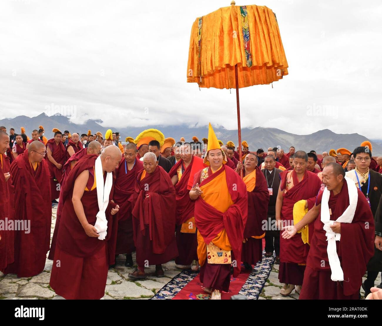 Lhasa, Chinas autonome Region Tibet. 5. Juli 2023. Panchen Erdeni Chos-kyi rGyal-po wird vom Buddhisten im Kloster Drepung in Lhasa, Hauptstadt der Autonomen Region Tibet im Südwesten Chinas, begrüßt, 5. Juli 2023. PASSEND zu „Panchen Rinpoche besucht religiöse Aktivitäten in Tibets Drepung-Kloster“ Guthaben: Chogo/Xinhua/Alamy Live News Stockfoto