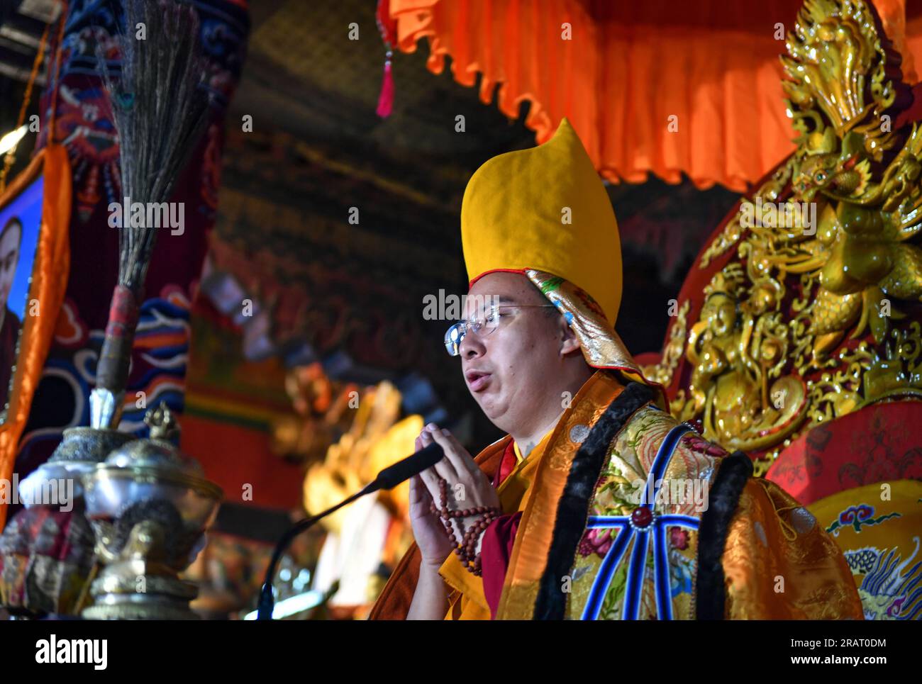 Lhasa, Chinas autonome Region Tibet. 5. Juli 2023. Panchen Erdeni Chos-kyi rGyal-po besucht religiöse Aktivitäten im Kloster Drepung in Lhasa, Hauptstadt der Autonomen Region Tibet im Südwesten Chinas, am 5. Juli 2023. PASSEND zu „Panchen Rinpoche besucht religiöse Aktivitäten in Tibets Drepung-Kloster“ Guthaben: Chogo/Xinhua/Alamy Live News Stockfoto