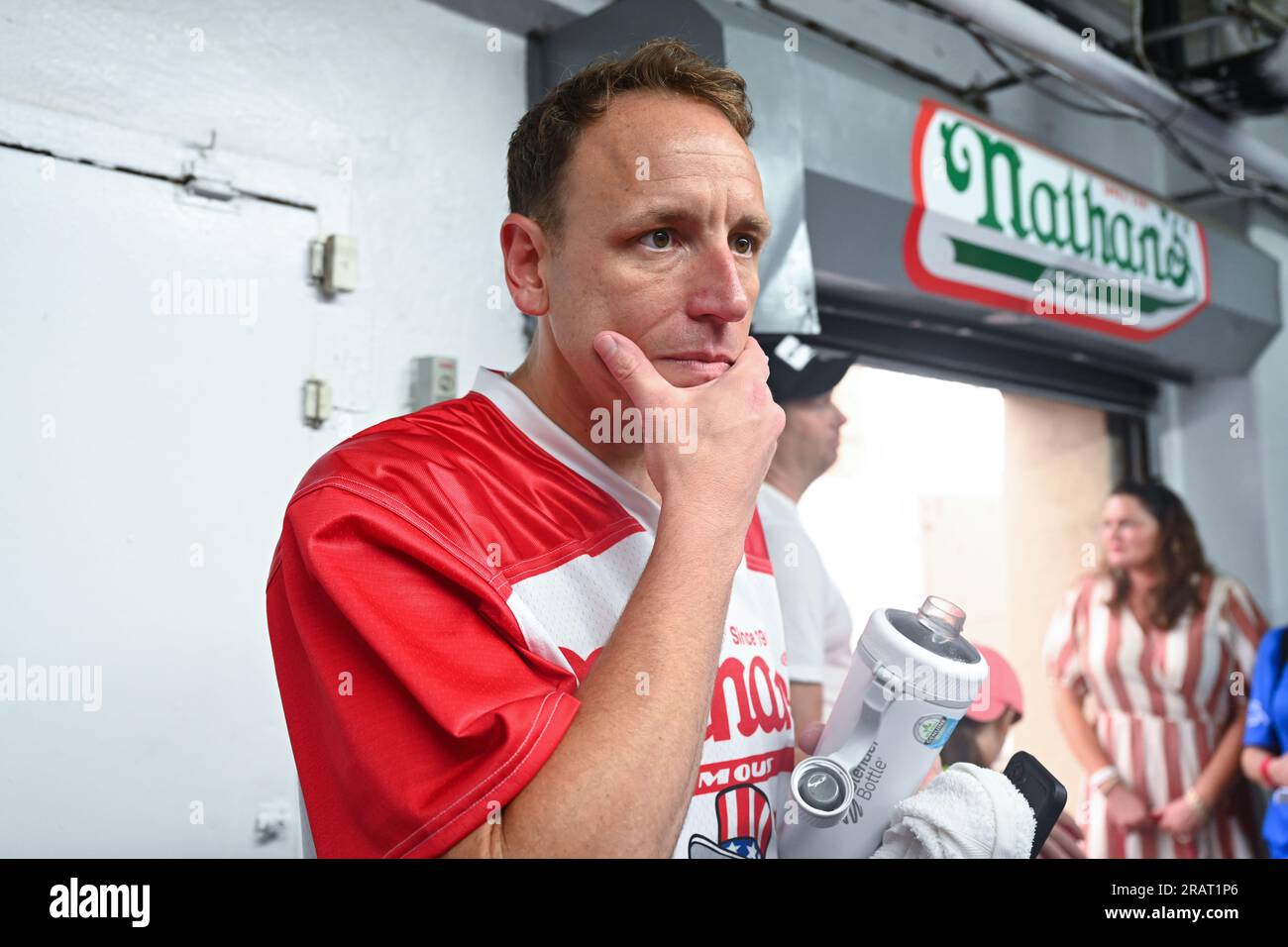 Joey Chestnut, ein professioneller Esser, wartet hinter der Bühne während einer Wetterverzögerung beim berühmten internationalen Hot Dog Eating Contest von Nathan an der Co Stockfoto