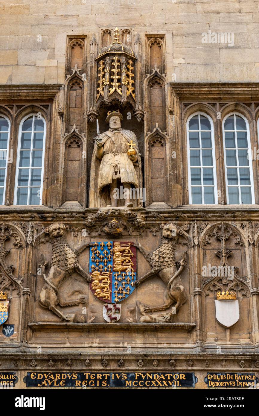 Die Statue von König Heinrich VIII. Am Trinity College Great Gate hält seit vielen Jahren ein Stuhlbein statt eines Zepters in Cambridge, Großbritannien. Stockfoto
