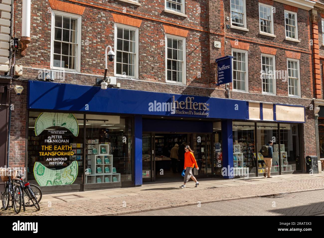 Vor dem Buchladen von Heffers in der Trinity Street, Cambridge, Großbritannien. Stockfoto