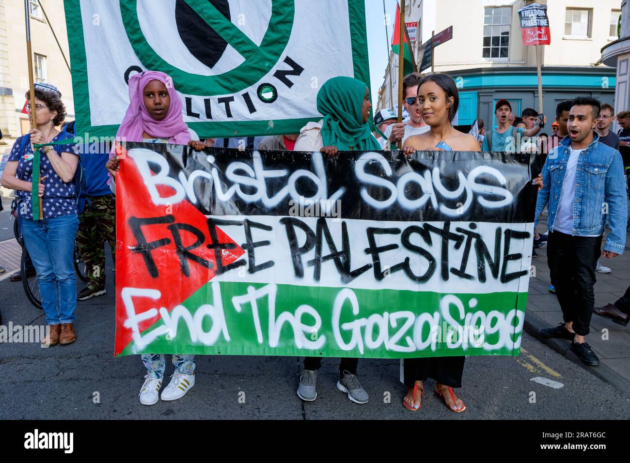Pro-palästinensische Demonstranten, die Plakate tragen, werden abgebildet, wenn sie an einem pro-palästinensischen Nakba-protestmarsch durch Bristol teilnehmen. 15. Mai 2018 Stockfoto