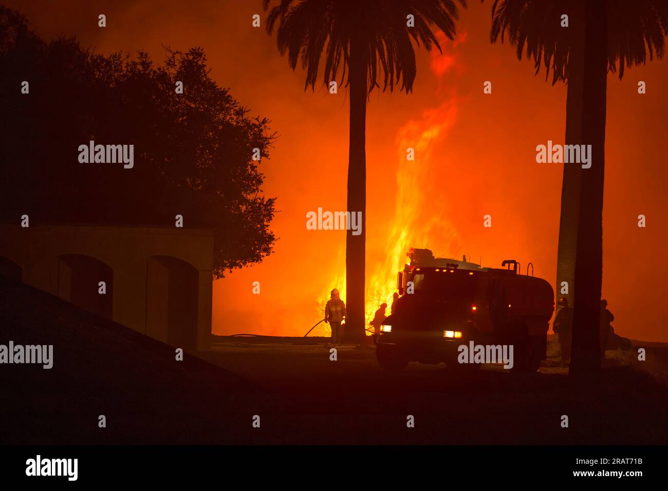 Häuser in der Wildlandgegend in der Nähe des Thomas Fire in Ventura, Kalifornien, Los Padres National Forest. Die städtische Schnittstelle des Wildlands ist ein Gebiet, in dem Strukturen und andere menschliche Entwicklung mit unerschlossenen Wildgebieten zusammentreffen oder sich mit ihnen vermischen. Beschreibt einen Bereich innerhalb oder in der Nähe von privatem und öffentlichem Eigentum, in dem Minderungsmaßnahmen Schäden oder Verluste durch Waldbrände verhindern können. Stockfoto