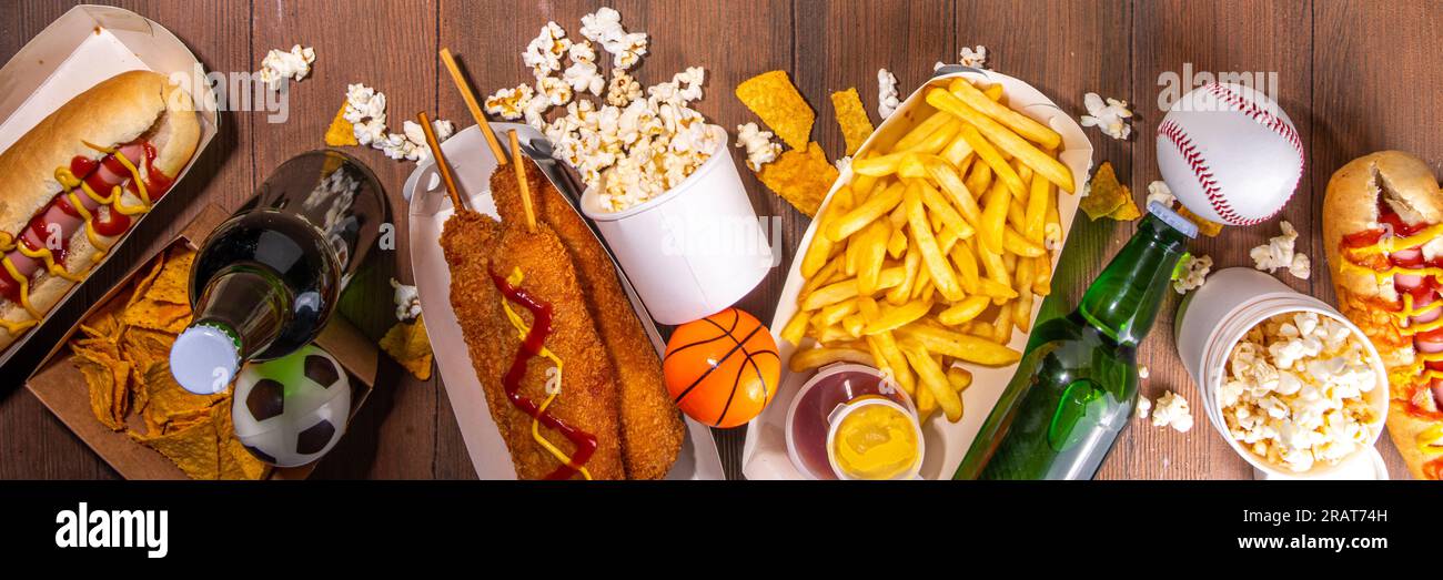 Traditionelles Sportstadionessen und Bierhintergrund, verschiedene Baseball-, Basketball-, Fußball-Fans und Stadion-Snacks, Chips, Saucen, Hot Dogs wi Stockfoto