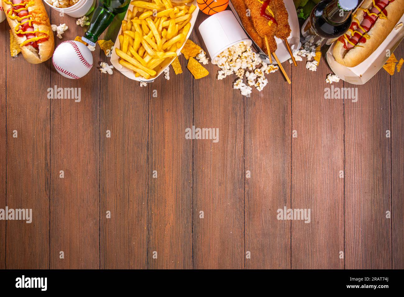 Traditionelles Sportstadionessen und Bierhintergrund, verschiedene Baseball-, Basketball-, Fußball-Fans und Stadion-Snacks, Chips, Saucen, Hot Dogs wi Stockfoto