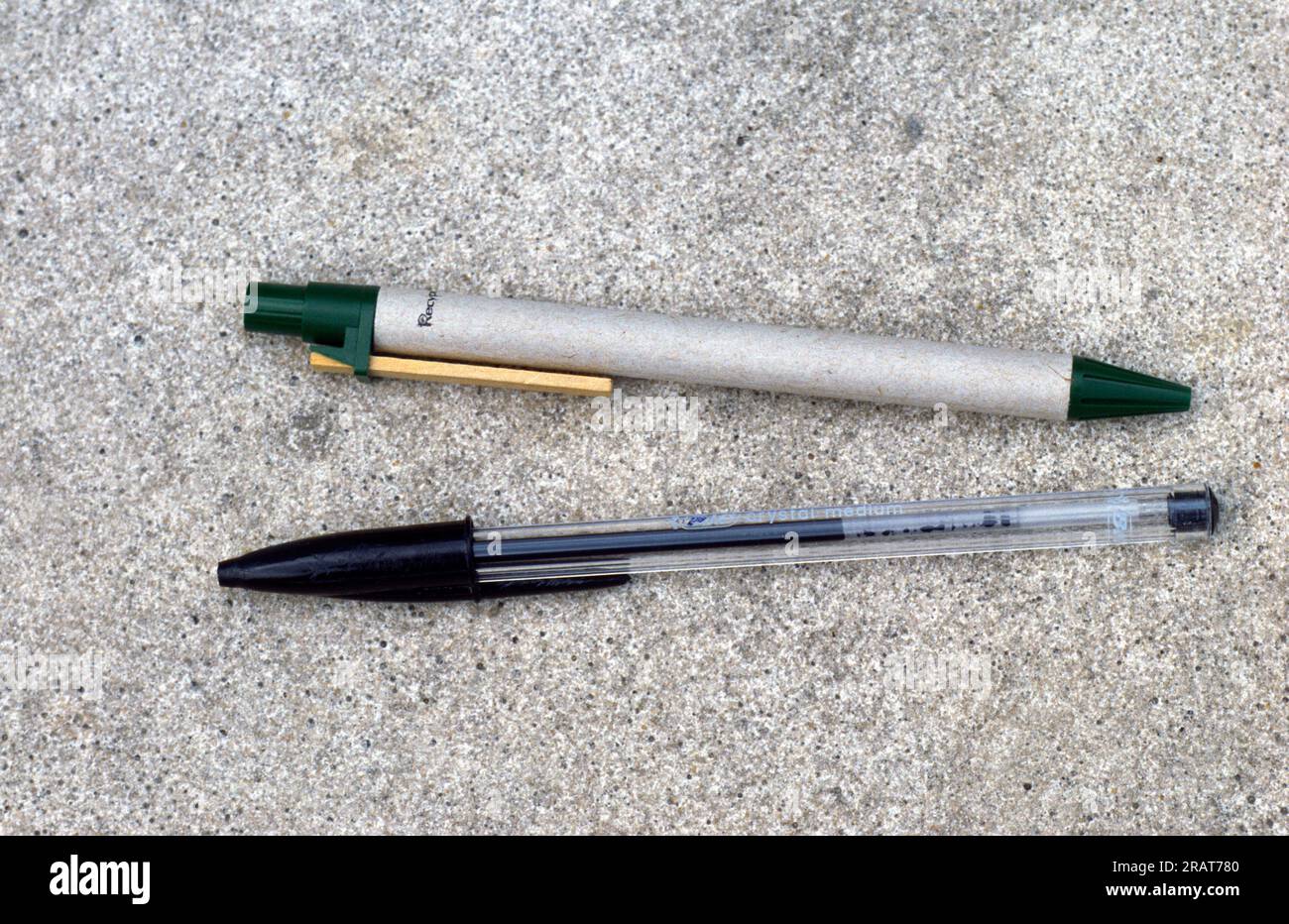 Zwei Stifte: Crystal Bic aus Kunststoff und Biro aus recyceltem Material Stockfoto