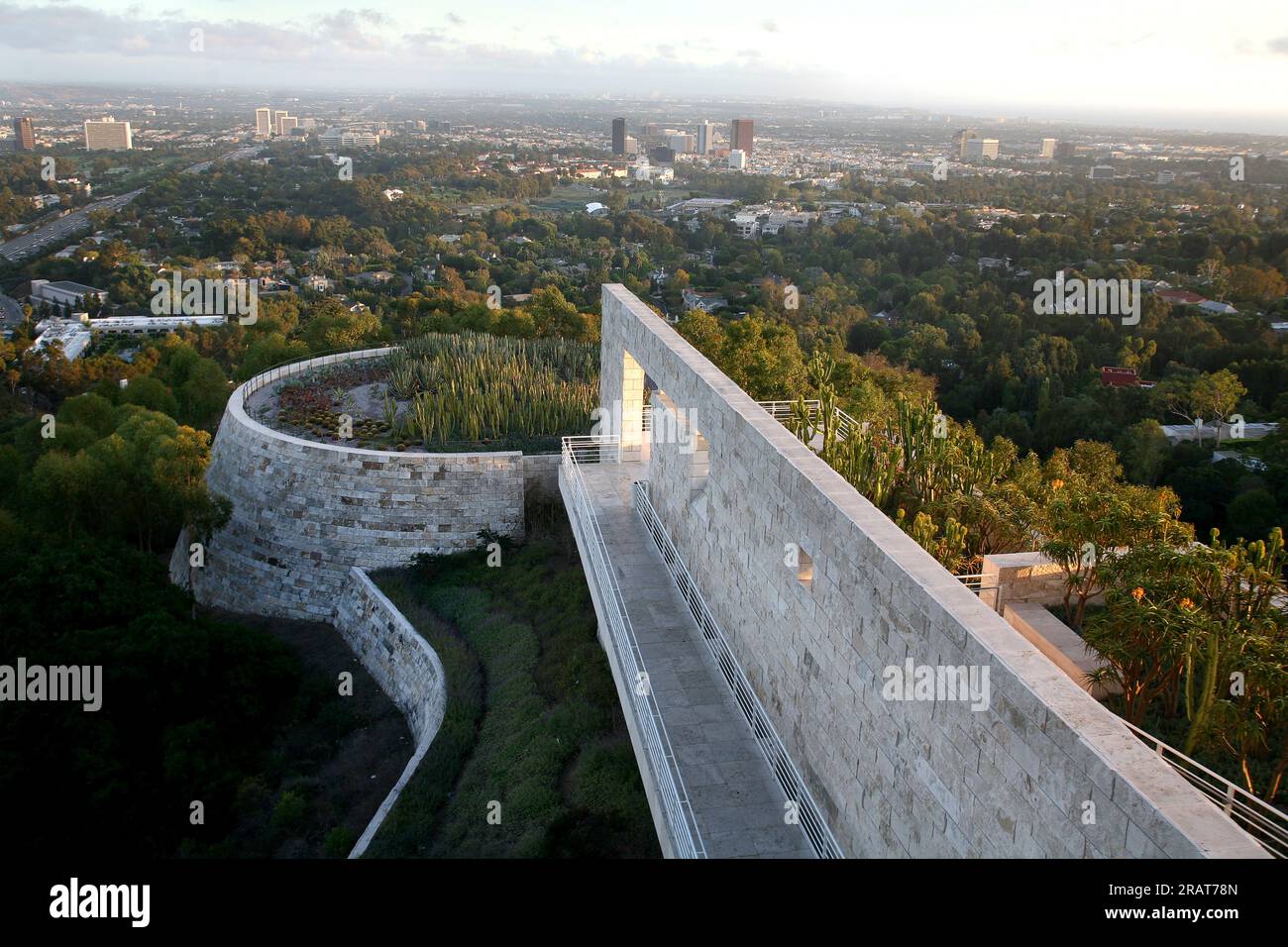 Eine lange Steinmauer führt das Auge vom Getty Center über Los Angeles Stockfoto