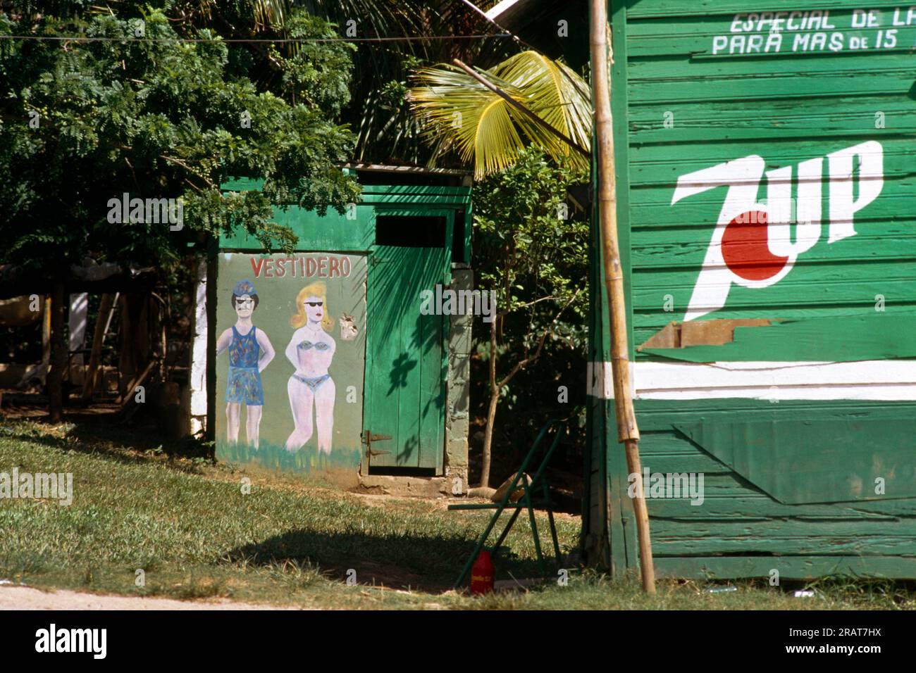 Samana Dominikanische Republik Lokale Einrichtungen Unisex Toiletten & Changing Hut und 7up Werbung Stockfoto