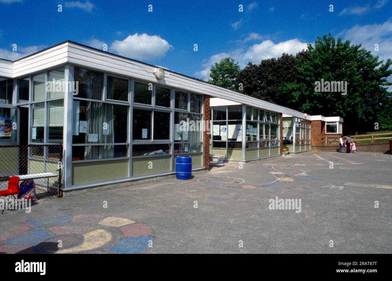 Grundschule & Mittelschule Modulare Surrey England aus den 1970er Jahren Stockfoto