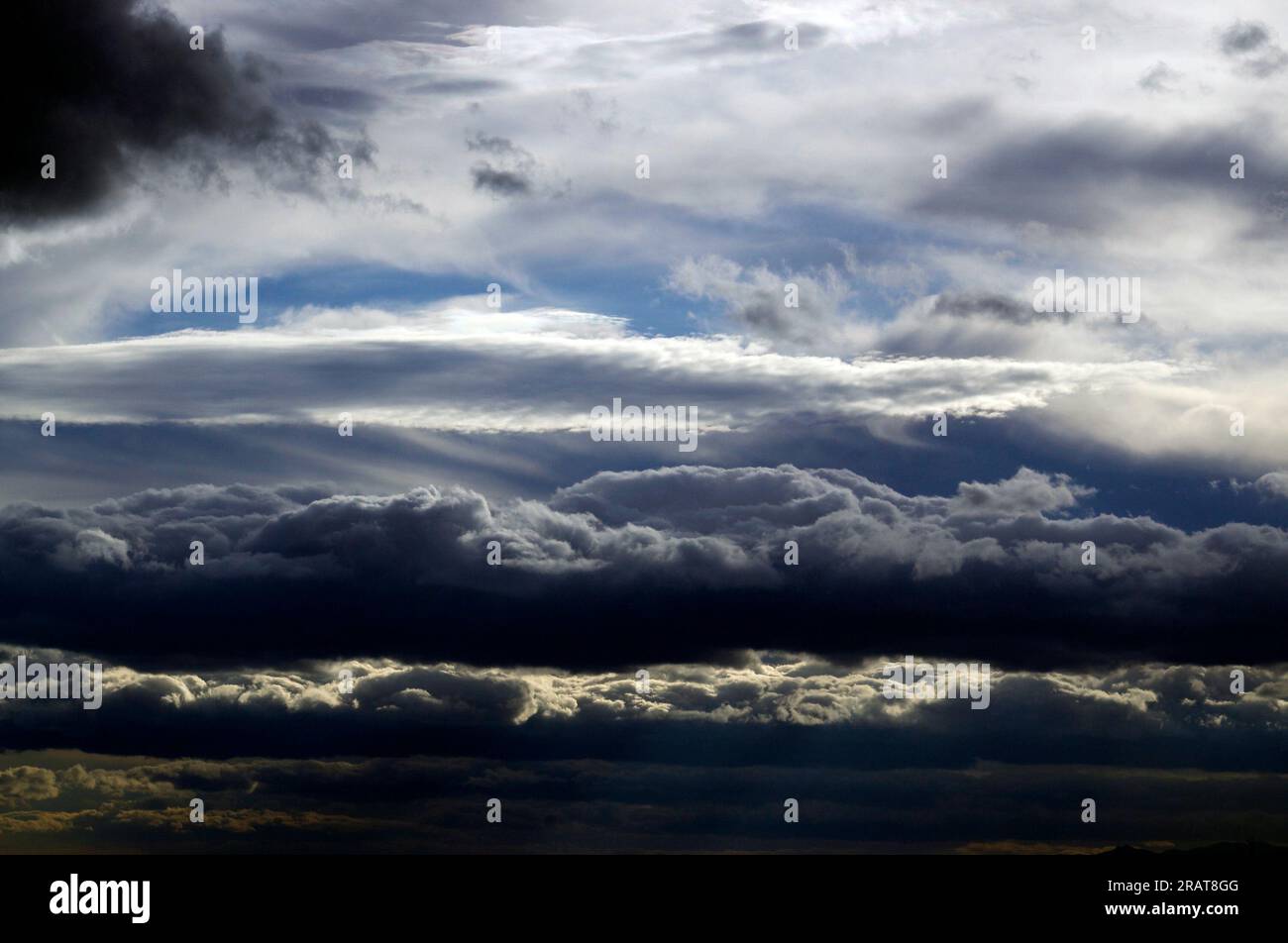 Himmel voller stürmischer Wolken, dramatische Atmosphäre Stockfoto