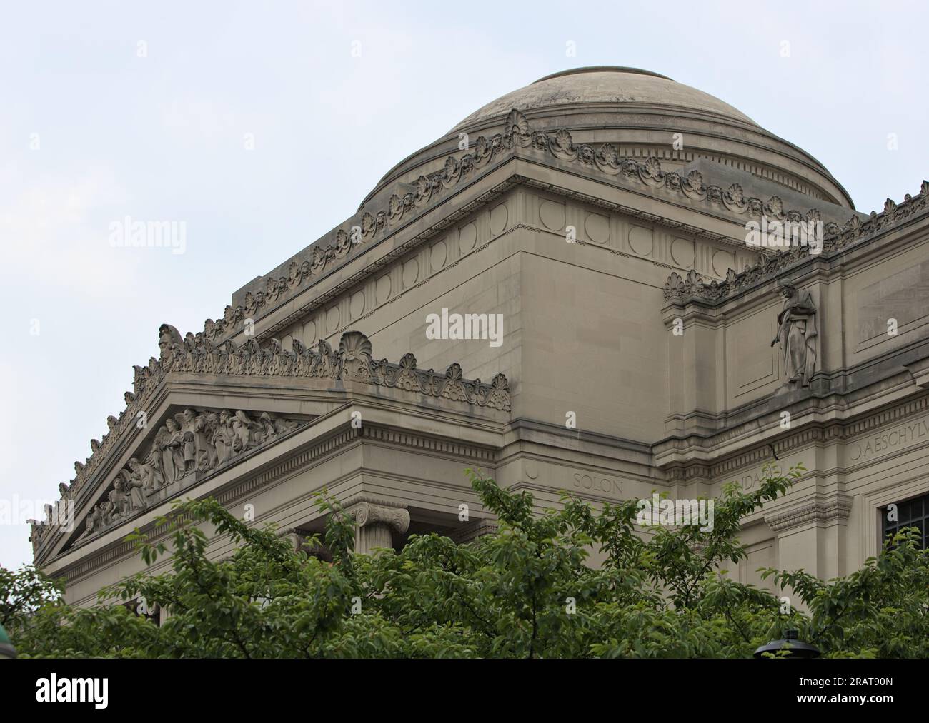 Der Eingang zum Brooklyn Museum am Eastern Parkway in New York City. Eines der Wahrzeichen der kulturellen Institution der Stadt. Stockfoto