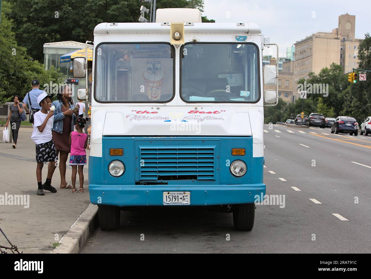 Brooklyn, NY - 28. Juni 2023: Mister Softee-Eiswagen, der Gästen vor dem Brooklyn Museum in Prospect Heights, New Y, Softeis serviert Stockfoto