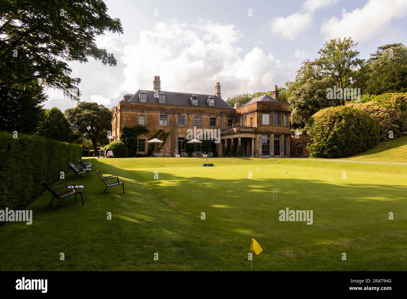 Hadspen, Castle Carey, Somerset, England, Großbritannien. Juni 2023. Krocketrasen im Newt in Somerset hinter dem Hotelgebäude. Stockfoto