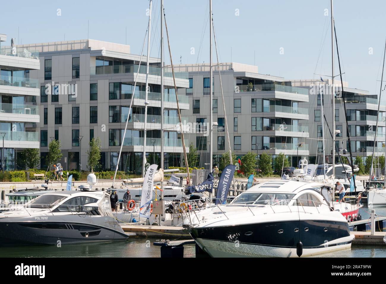Luxuriöse Wohngebäude und verankerte Yachten im Marina Yacht Park in Gdynia, Polen, Europa, EU Stockfoto