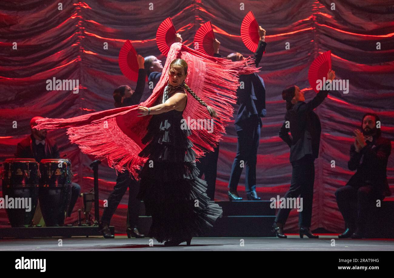 Flamenco Festival 2023, Sadlers Wells, London, Großbritannien. 5. Juli 2023. Sara Baras, die mit dem Olivier Award ausgezeichnet wurde (5-9. Juli), kehrt mit ALMA, einem Liebesbrief zu den Ursprüngen des Flamenco, in der ersten Woche des Festivals zurück. Baras verbindet klassische Flamenco-Elemente mit Bolero-Rhythmen, während es gleichzeitig die Techniken des Flamenco - Sguiriya, soleá, caña, Rumba und Buleria - respektiert und mit ihrem eigenen modernen Touch verschmilzt. Sie wird von einer Ensemble-Besetzung und einer Live-Band unterstützt. Baras trat zuletzt in Sadler's Wells im Jahr 2019 mit der renommierten Produktion Sombras auf. Kredit: Malcolm Park/Alamy Live News Stockfoto