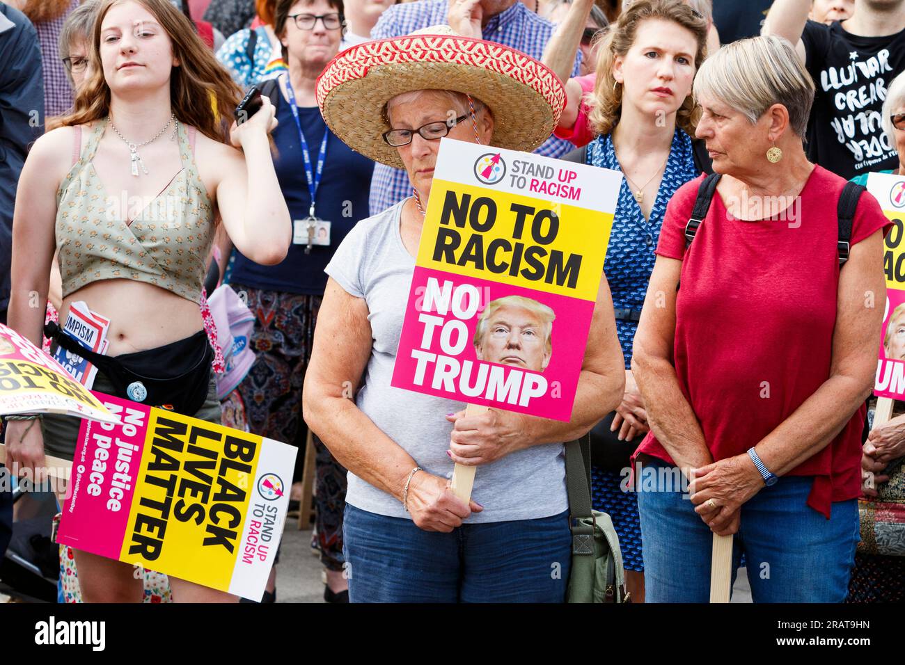 An dem Tag, an dem US-Präsident Donald Trump in Großbritannien eintrifft, werden Demonstranten in Bristol vorgestellt, die an einem protestmarsch und einer Kundgebung teilnehmen. 12. Juli 2018 Stockfoto