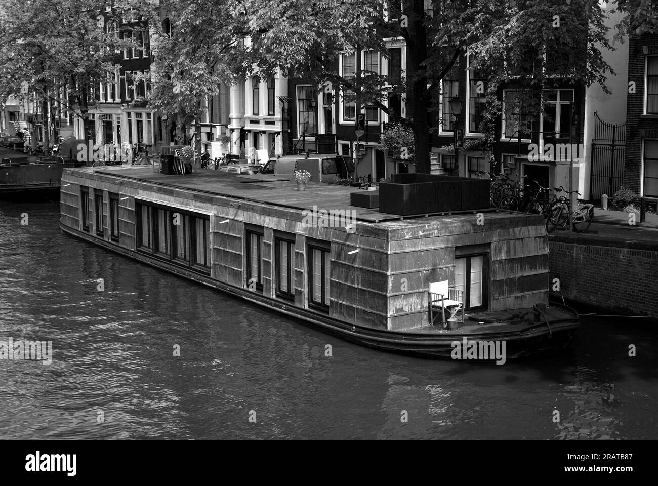 Ein Boot mortete in einem Kanal in einer Stadt Stockfoto