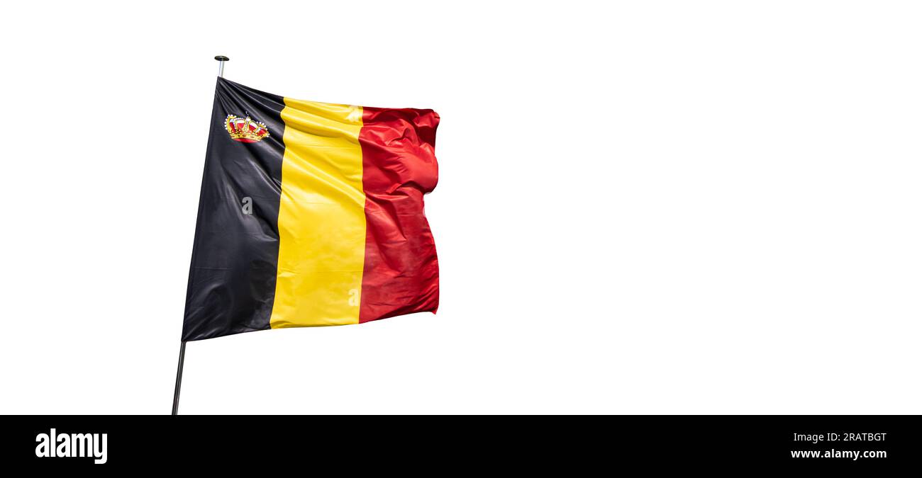 Belgische Staatsflagge mit königlichem Kronenzeichen isoliert auf weißem Hintergrund. Stockfoto