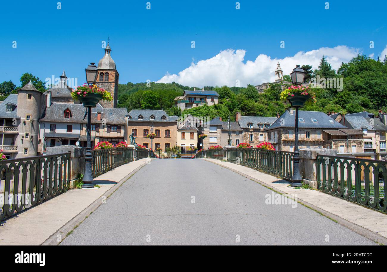 Brücke über das Grundstück im Dorf Saint-Geniez-d'Olt in Aveyron in Frankreich Stockfoto