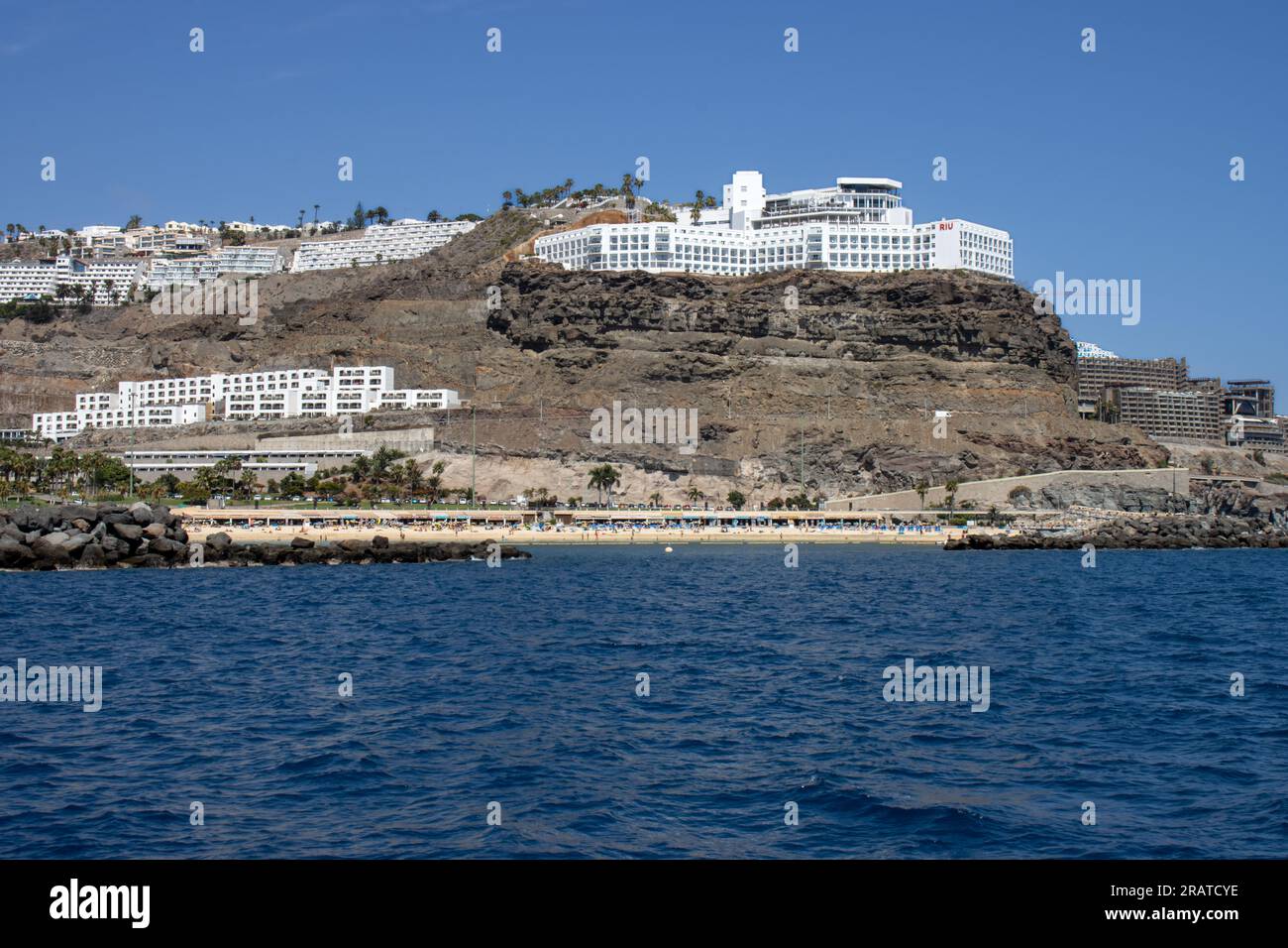 Playa de Amadores en el suroeste de Gran Canaria, desde un barco, aguas tranquilas y sin oleaje ya que está protegida por dos diques. Stockfoto