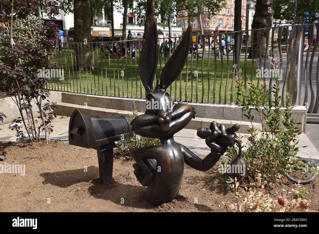 Bugs Bunny Bronze Statue am Leicester Square, London, Großbritannien Stockfoto