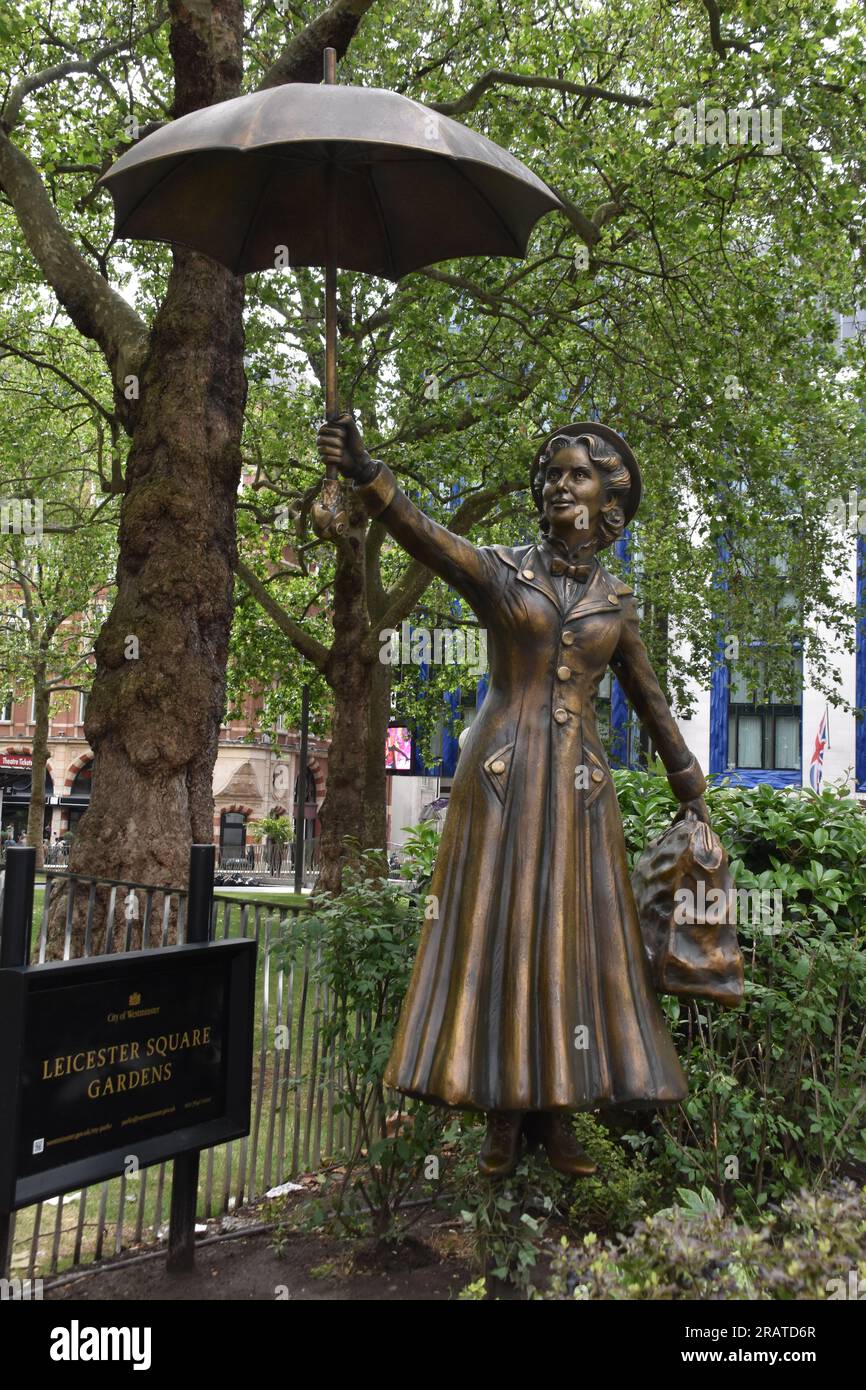 Mary Poppins Bronzestatue am Leicester Square, London, Großbritannien - 5. Juli 2023 Stockfoto