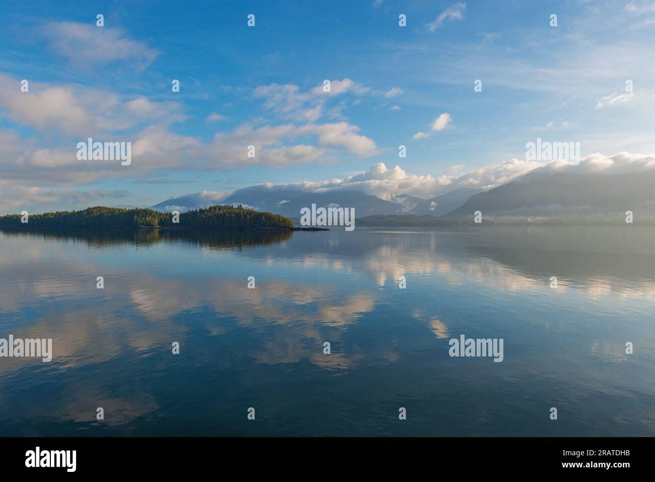 Insider Passage Kreuzfahrt bei Sonnenaufgang, British Columbia, Kanada. Stockfoto