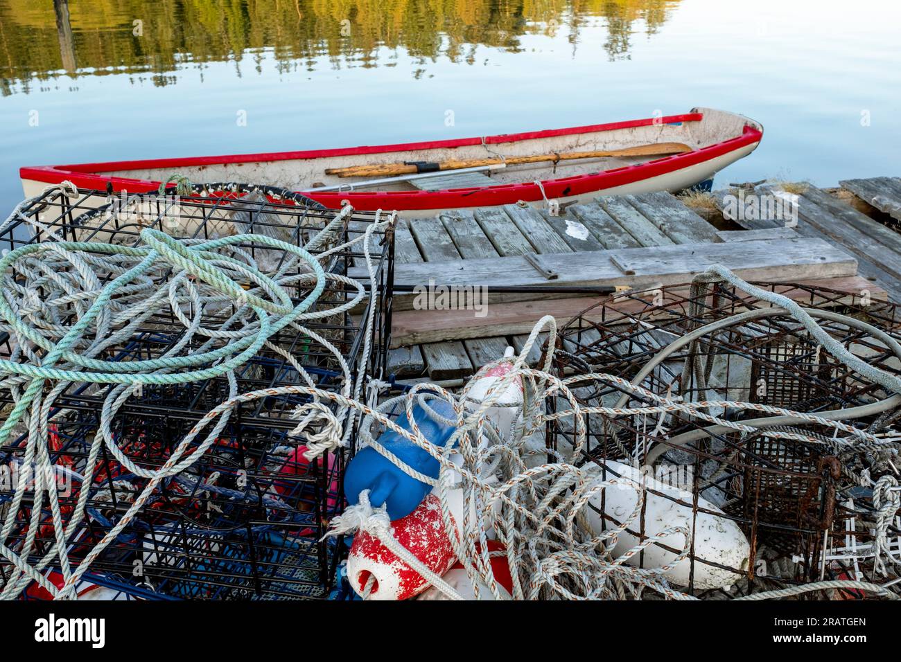 WA24505-00..... WASHINGTON - Krabbentöpfe und Skiff in Corenet Bay, Whidby Island. Stockfoto