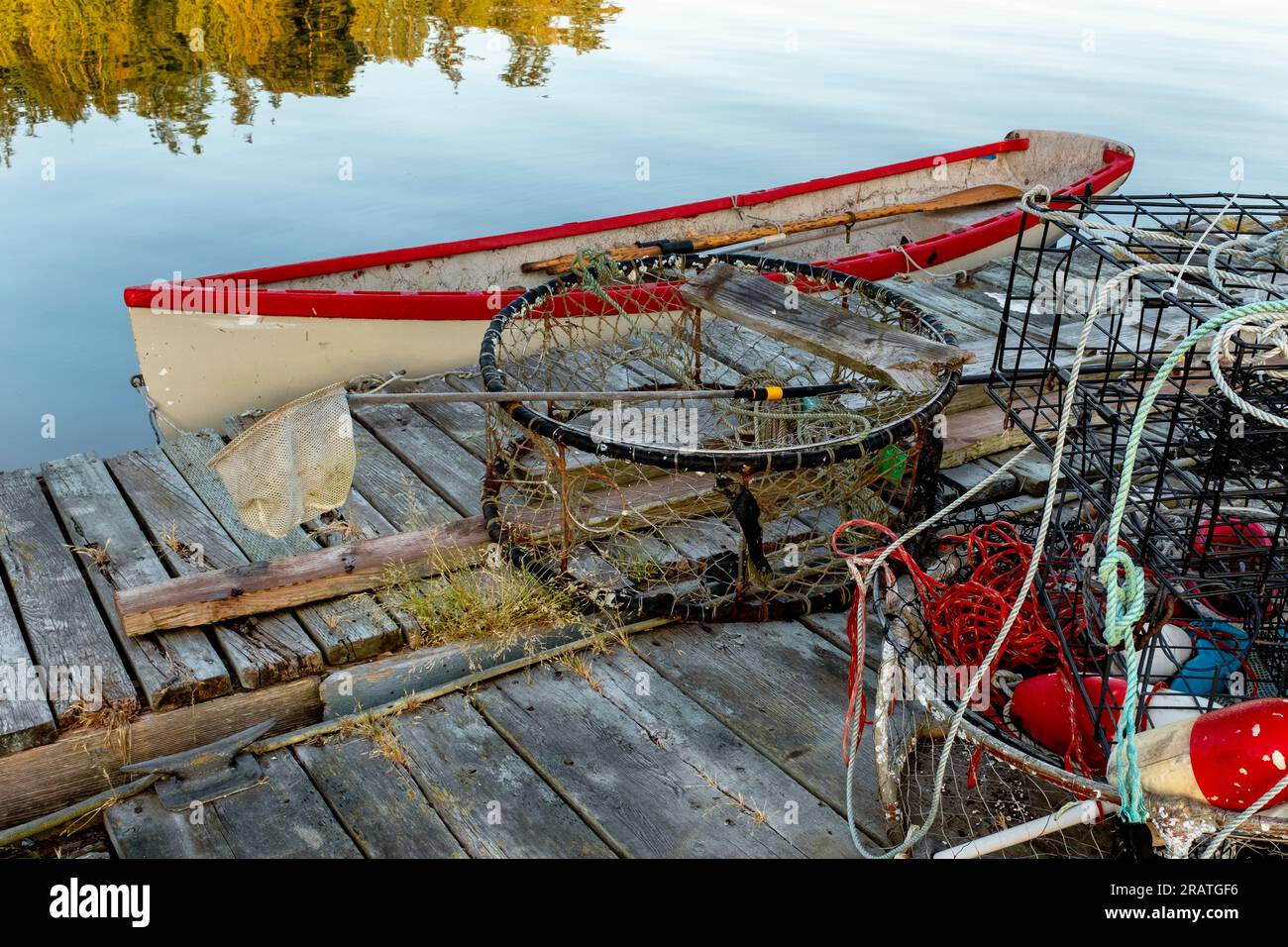 WA24507-00..... WASHINGTON - Krabbentöpfe und Skiff in Cornet Bay, Whidby Island. Stockfoto