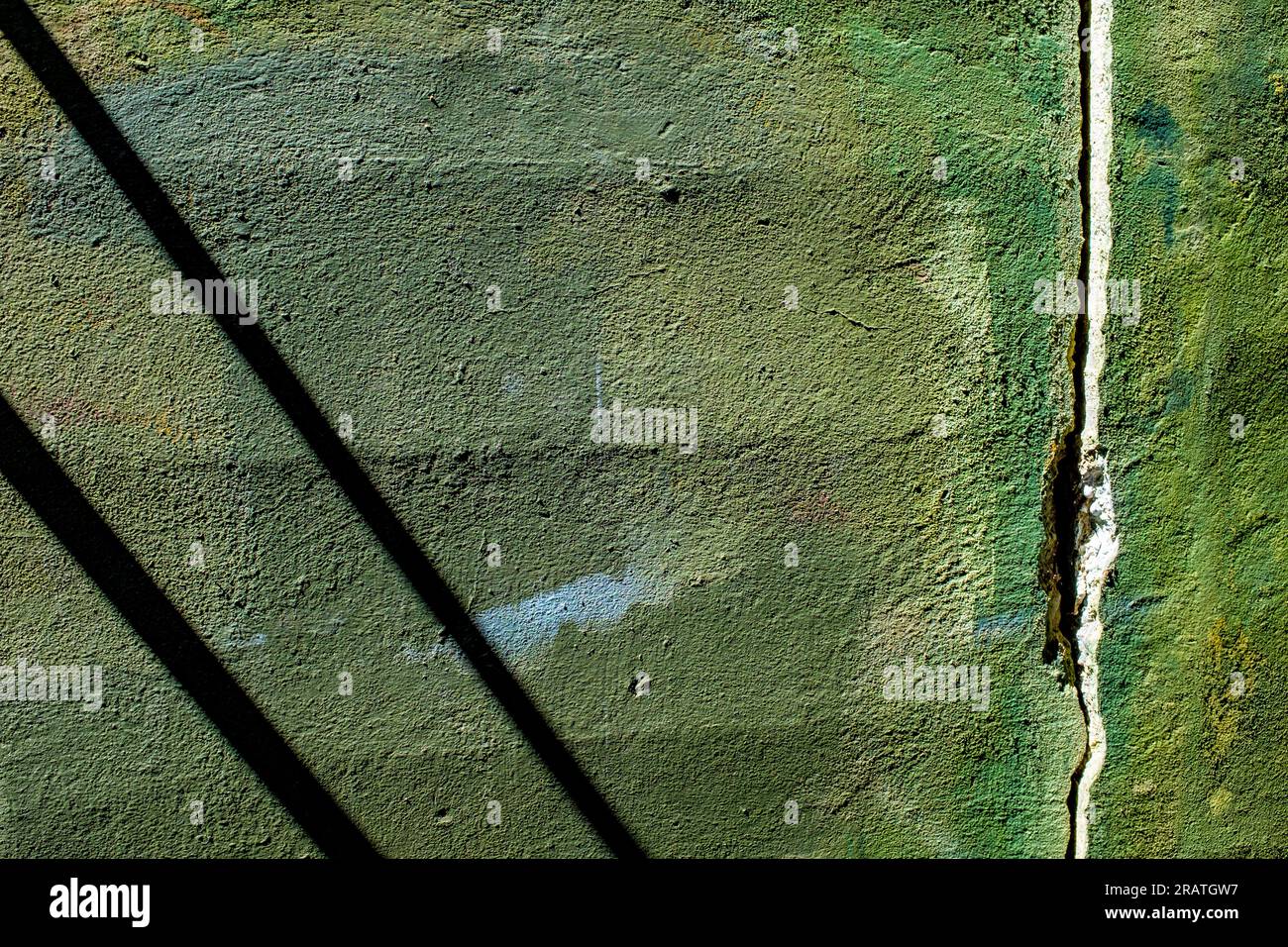 WA24528-00....WASHINGTON - Mauer mit zwei Schatten und einem Riss im Fort Warden State Park. Stockfoto