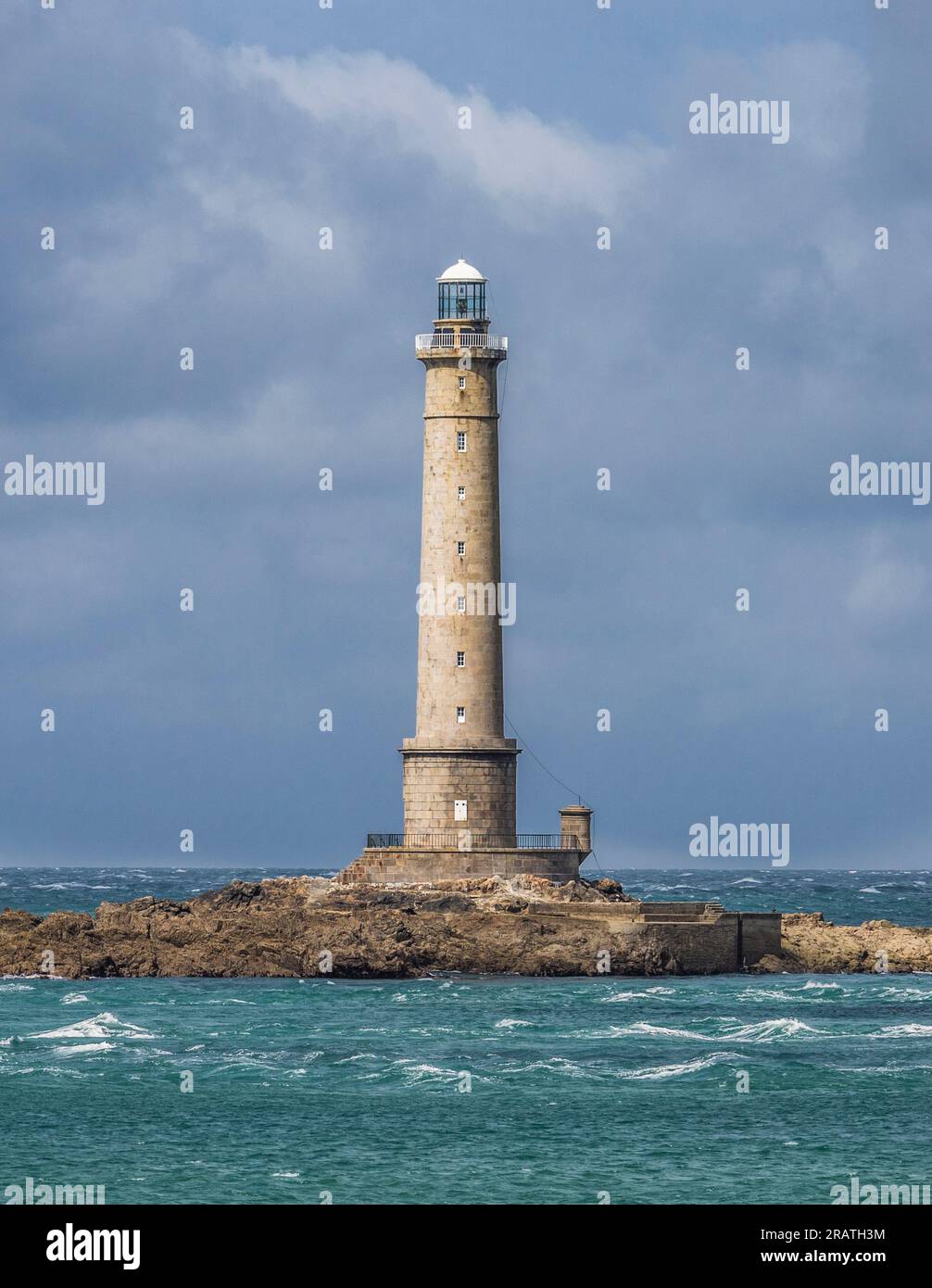 Der Leuchtturm von Cape de la Hague, auch bekannt als Phare de Goury, bewacht die Passage „Raz Blanchard“ mit seinen heimtückischen Gezeitenströmungen am Auderville coa Stockfoto