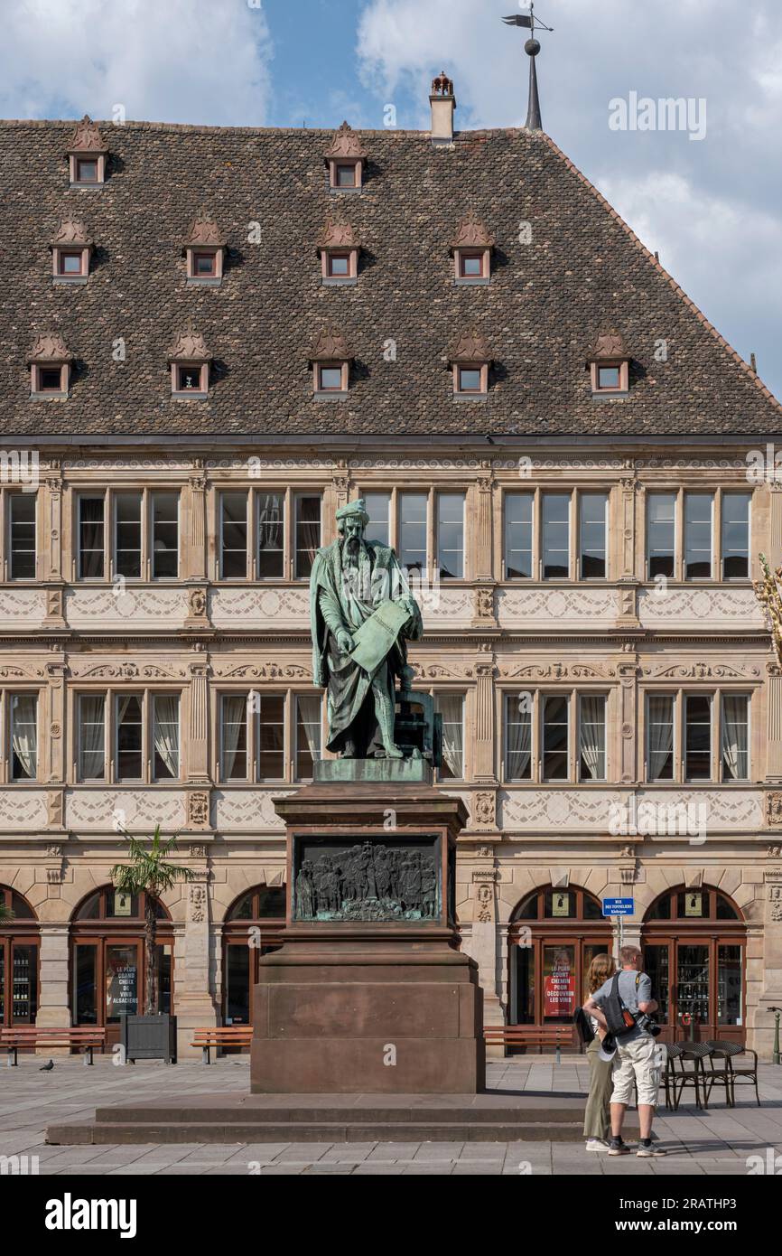 Straßburg, Frankreich - 05 19 2023: Blick auf den Platz der Industrie- und Handelskammer auf dem Gutenberg-Platz mit der Gutenberger Statue Stockfoto