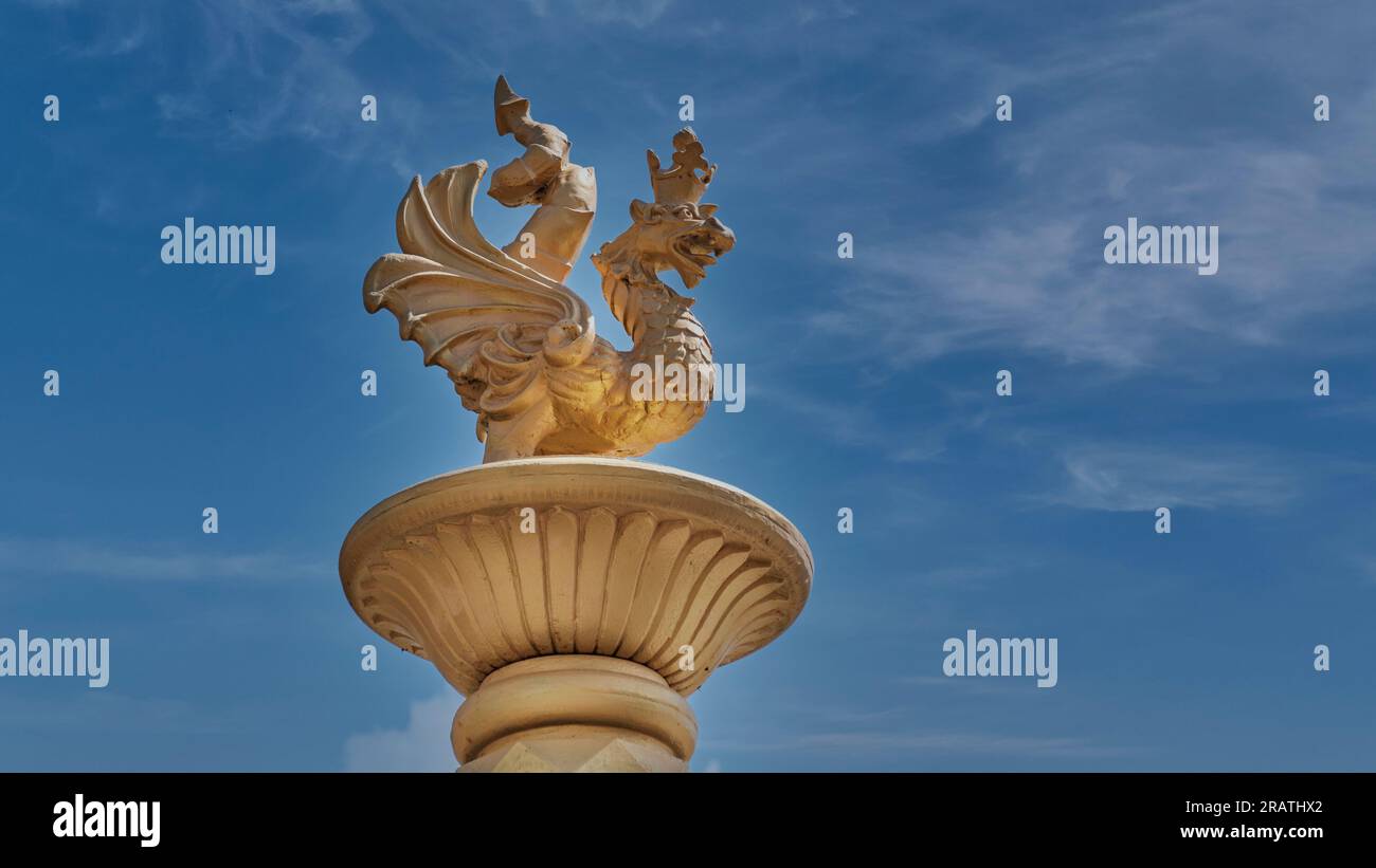 Goldene Figur von Zilant auf blauem Himmelshintergrund. Schlange mit Flügeln, ein Wesen der Tatar-Mythologie, Symbol von Kasan. Dekoration am Tor zum Millennium Stockfoto