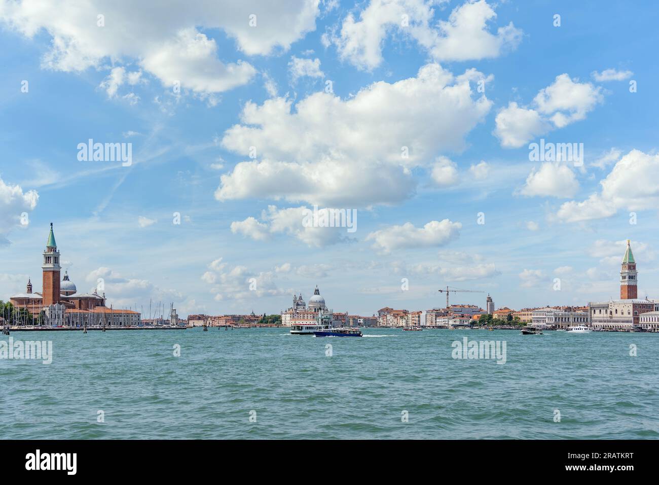 Wunderschöne Landschaft vom Canale Grande mit Kirche San Giorgio Maggiore und Colonna di San Marco in Venedig, Italien. Stockfoto