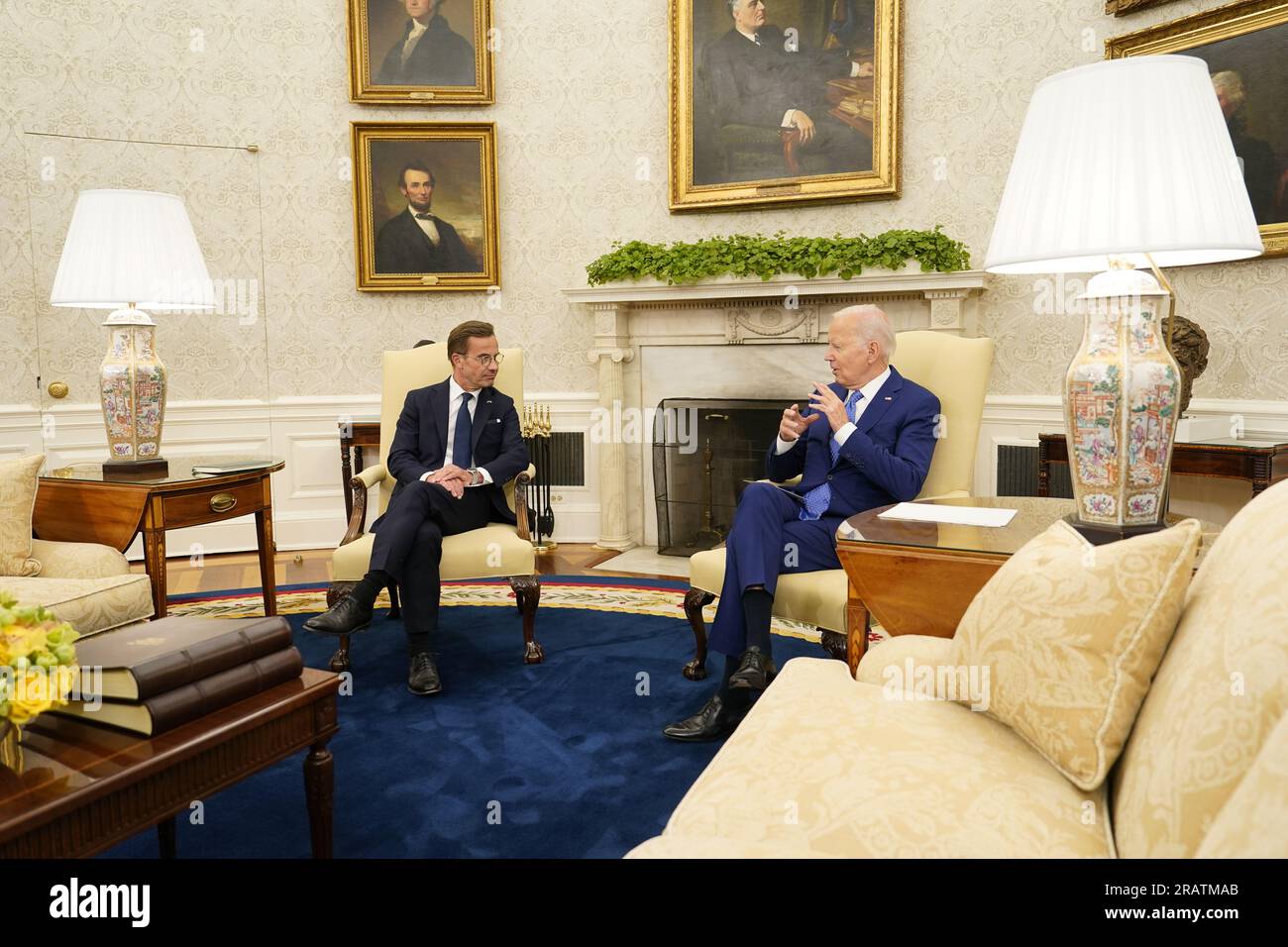 US-Präsident Joe Biden hält am Mittwoch, den 5. Juli 2023, ein bilaterales Treffen mit schwedischem Premierminister Ulf Kristersson im Oval Office des Weißen Hauses in Washington, DC, ab. Kredit: Chris Kleponis/Pool via CNP /MediaPunch Credit: MediaPunch Inc/Alamy Live News Stockfoto