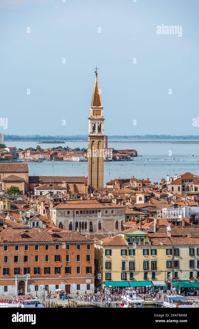 Luftaufnahme mit dem mittelalterlichen Glockenturm der franziskanerkirche Chiesa di San Francesco della Vigna in Venedig, Italien. Stockfoto