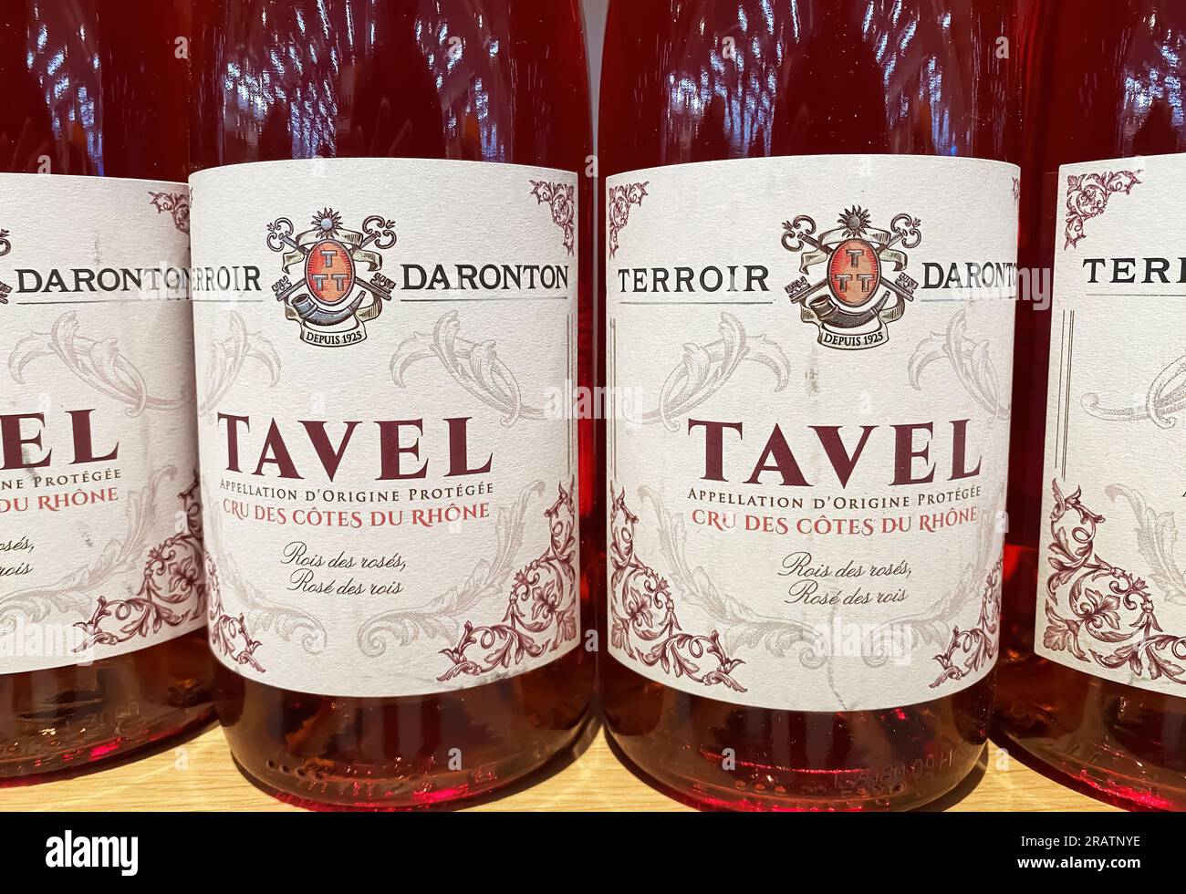 Viersen, Deutschland - Juli 4. 2023: Vervollständigung der Flaschen Tavel Terroir Daronton französischer Rosenwein im Regal des deutschen Supermarkts Stockfoto