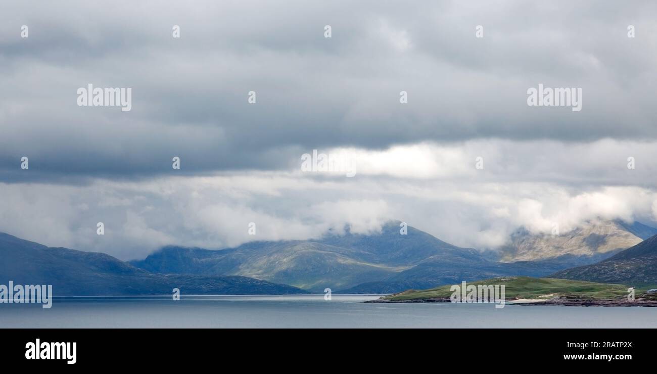 Meerblick mit tief hängenden Wolken von Scarista bis zum Sound of Taransay, Harris, Isle of Harris, Äußeren Hebriden, Schottland, Vereinigtes Königreich Stockfoto