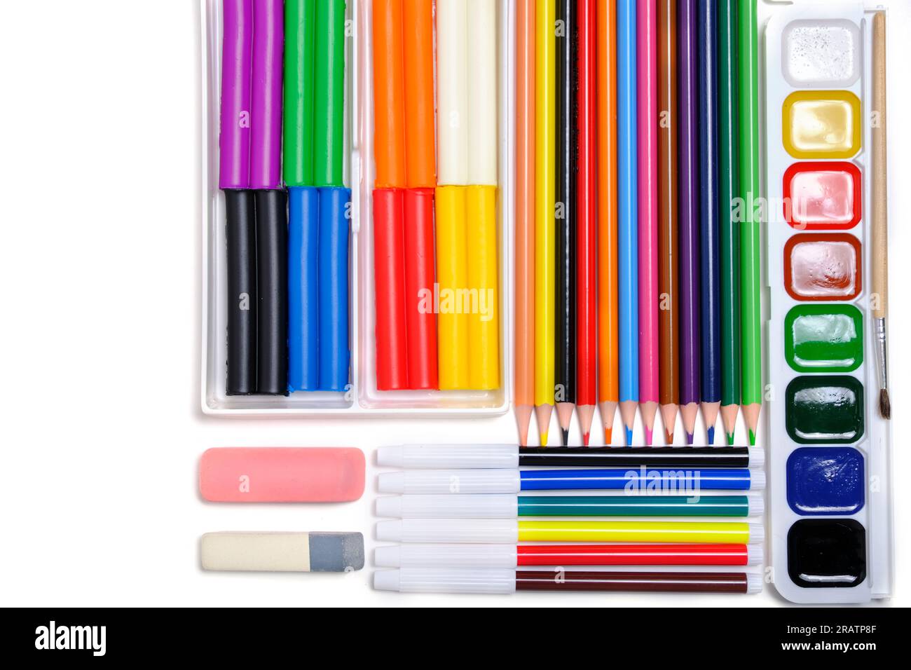 Kinder, Schulset für Kreativität und Zeichnen aus farbigen Bleistiften, Aquarellfarben, Filzstiften und Plastik Stockfoto