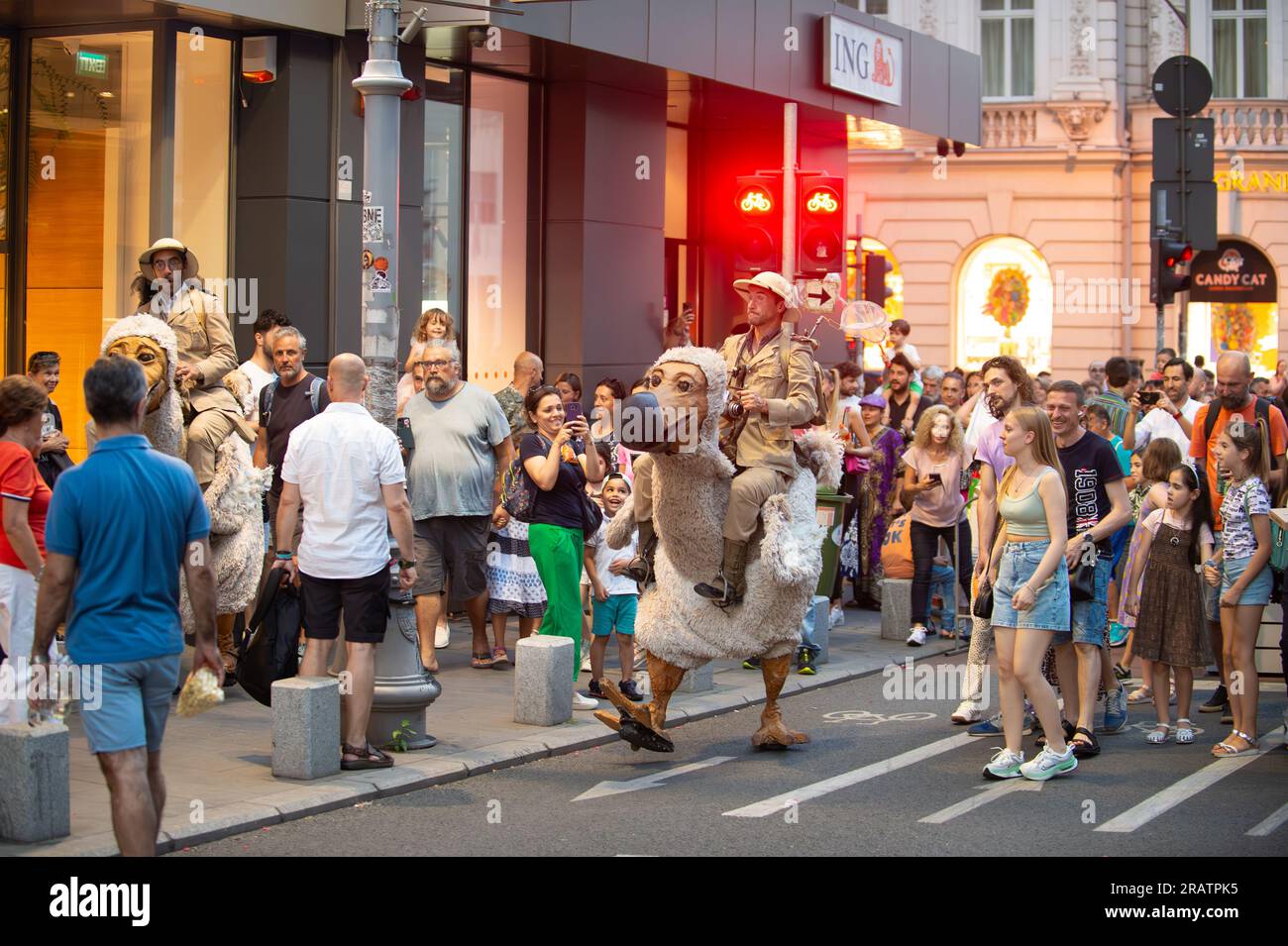 1.-2023. Juli-Bukarest Rumänien- Dodos aus Frankreich Show im B-FIT International Street Theatre, ein kulturelles Ereignis, an dem internationale Künstler und teilnehmen Stockfoto