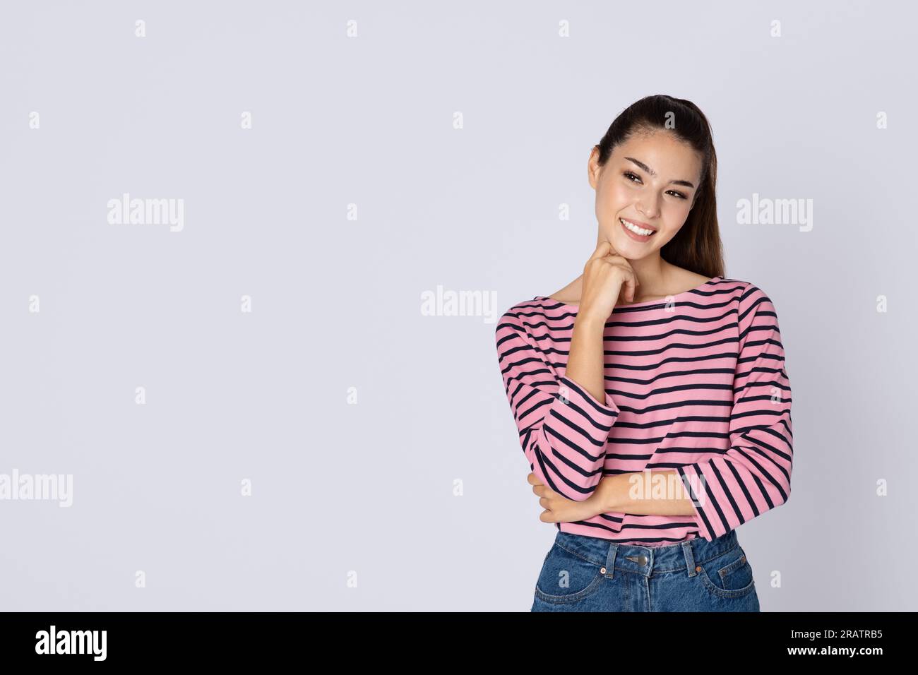 Interessierte Millennials-lateinin, die sich einen Kopierraum ansieht Stockfoto