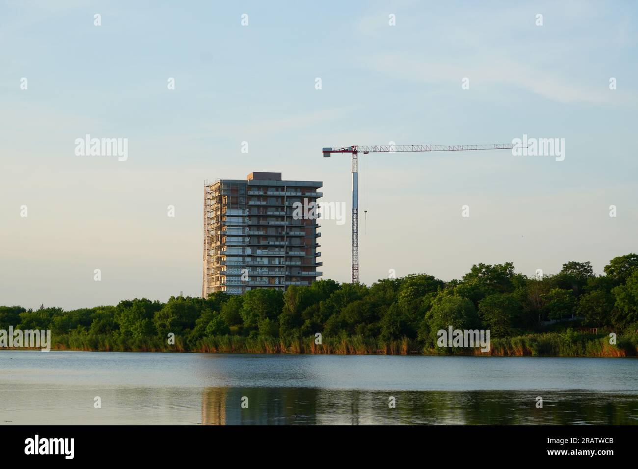 Turmblock mit Wohnungen im Bau und Hochkran am Ufer des Fundeni-Sees in Bukarest Stockfoto