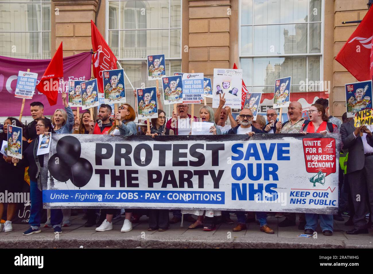 London, England, Großbritannien. 5. Juli 2023. Pro-NHS-Demonstranten versammelten sich vor dem privaten Carlton Club als Mitglieder der Tory Party, darunter Gesundheitsminister Steve Barclay, hielt ein Dinner ab, um 75 Jahre des NHS (National Health Service) zu feiern. Die Demonstranten beschuldigen die Tories, den NHS, der sich in einer Krise befindet, falsch verwaltet und unterfinanziert zu haben, sowie seine Privatisierung zu planen. (Kreditbild: © Vuk Valcic/ZUMA Press Wire) NUR REDAKTIONELLE VERWENDUNG! Nicht für den kommerziellen GEBRAUCH! Stockfoto