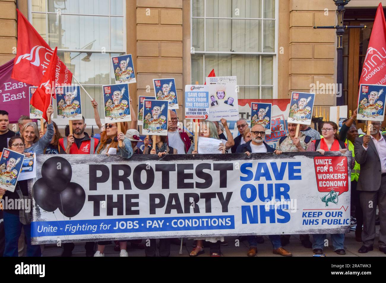 London, England, Großbritannien. 5. Juli 2023. Pro-NHS-Demonstranten versammelten sich vor dem privaten Carlton Club als Mitglieder der Tory Party, darunter Gesundheitsminister Steve Barclay, hielt ein Dinner ab, um 75 Jahre des NHS (National Health Service) zu feiern. Die Demonstranten beschuldigen die Tories, den NHS, der sich in einer Krise befindet, falsch verwaltet und unterfinanziert zu haben, sowie seine Privatisierung zu planen. (Kreditbild: © Vuk Valcic/ZUMA Press Wire) NUR REDAKTIONELLE VERWENDUNG! Nicht für den kommerziellen GEBRAUCH! Stockfoto