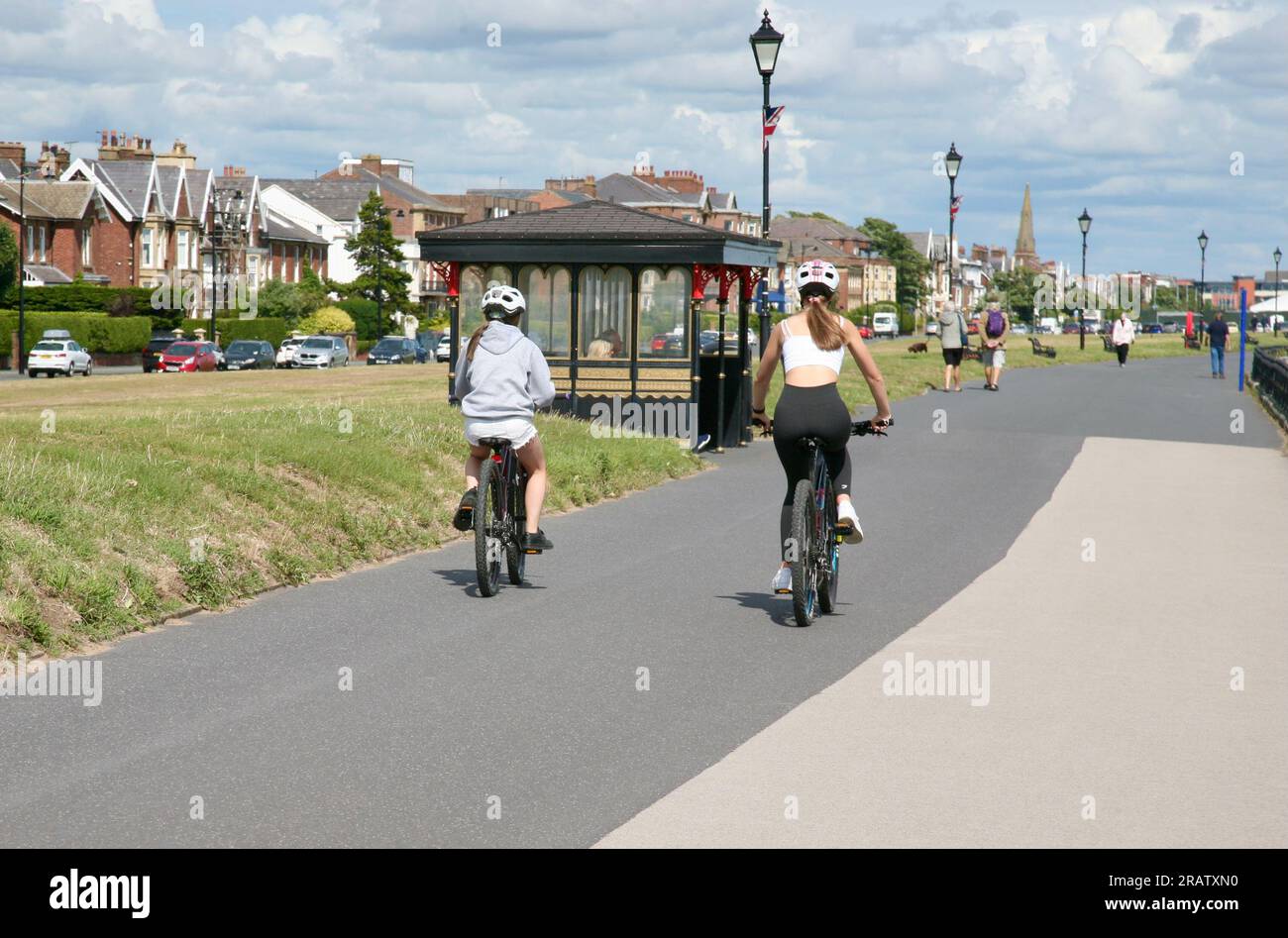 Blick auf die Promenade, an einem warmen Sommertag, Lytham St Annes, Lancashire, Großbritannien, Europa Stockfoto